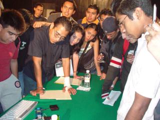 Alumnos de la UPIICSA durante una demostracin con microsistema