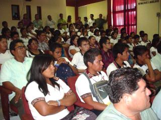 Asistentes a la conferencia de Oscar Toledo Esteva en el CBTIS 205, Juchitn, Oaxaca. 02-abr-2012