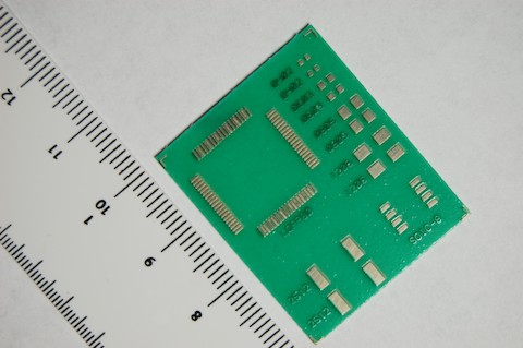 Circuito impreso con piezas SMD para practicar con el cautín.