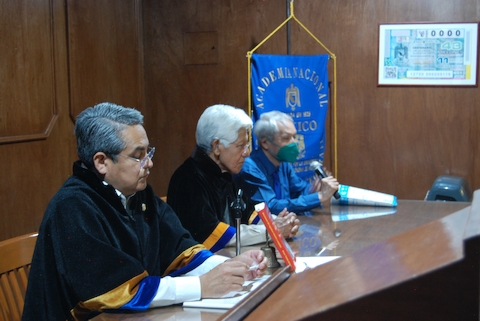 scar Toledo en compaa de los asistentes a la conferencia en la Academia Nacional de Geografa y Historia. 09-jun-2023