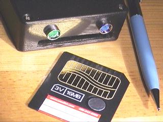 La memoria externa para nuestras computadoras, archiva imagenes y programas en un disco de silicio de 2 gramos con muchos megabytes.