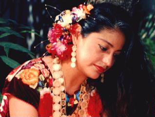 Las mujeres de Juchitán son las gentes del trópico, que llevan vestidos casi luminosos, en que el color parece que canta.
